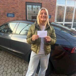 Tillykke til ny bilist — Mission fuldført – kørekortet er dit! 🚗🔥
Flot og sikker kørsel hele vejen igennem. Stort tillykke og god tur ud i trafikken! 🙌✨