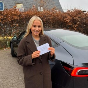 Tillykke til ny bilist — Stort tillykke med det nye kørekort! 🚗💨
Du kørte sikkert i mål, og nu er vejen din. Mega stærkt arbejdet – det har du virkelig fortjent! 🙌✨
Nyd friheden på fire hjul og kør forsigtigt derude! 🔥🚘