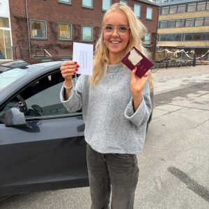 Tillykke til ny bilist — Fuld plade! Kørekortet er dit! 🚗🏆
Du holdt hovedet koldt og leverede varen hele vejen. Nu er det din tur til at styre musikken og retningen! 🙌✨
Kæmpe tillykke med den nye frihed! 🥂💨