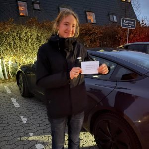 Tillykke til ny bilist — Bom! Så kom der endnu et kørekort i hus! 🚗💨
Du styrede sikkert hele vejen til målstregen. Det har været en fornøjelse at have dig med i bilen! 🙌✨
Rigtig god tur og pas på dig selv! 🚘🙏