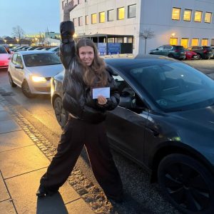 Tillykke til ny bilist — Missionen er fuldført! 🚗💥
Køreprøven er overstået med bravur, og du er officielt klar til trafikken på egen hånd. Stærkt gået! 🌟
Vi ses på vejene – kør med omtanke! 🚘👋