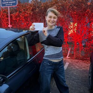 Tillykke til ny bilist — Sådan! Køreprøven er bestået! 🚗💨
Flot indsats bag rattet – du er helt klar til trafikken på egen hånd.
Kæmpe tillykke med friheden! 🌟