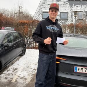 Tillykke til ny bilist — Kørekortet er i hus! 🚗✨
En stærk indsats bag rattet – nu er vejen din.
Kæmpe tillykke med friheden og kør forsigtigt! 🙌