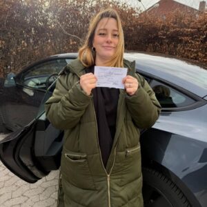 Tillykke til ny bilist — Kørekortet er i hus! 🚗✨
En rigtig solid indsats hele vejen igennem. Nu venter friheden på vejene.
Kæmpe tillykke og kør forsigtigt derude! 🙌