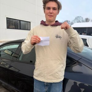 Tillykke til ny bilist — Friheden er din! 🚗💨
Stort tillykke med kørekortet efter en super indsats bag rattet.
Kør forsigtigt og nyd hver en kilometer! 🙌✨