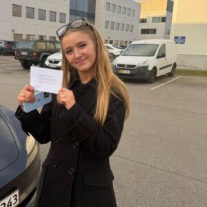 Tillykke til ny bilist — Målet er nået! 🚗✨
En sikker præstation bag rattet, og kørekortet er dit.
Kæmpe tillykke med friheden og god tur derude! 🙌💨