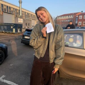 Tillykke til ny bilist — Sådan! Køreprøven er klaret. 🚗💨
En rigtig solid indsats bag rattet – nu er det bare at nyde friheden.
Stort tillykke og kør forsigtigt derude! 🙌✨