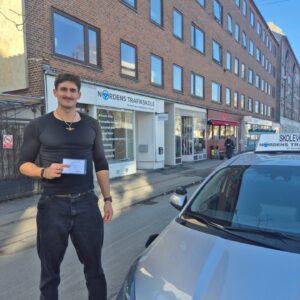 Tillykke til ny bilist — Stort tillykke, køreprøven er nu klaret! 🚘🎉
Super flot kørt hele vejen. Nu venter friheden og masser af kilometer forude! 🙌✨
