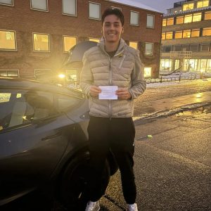 Tillykke til ny bilist — Kæmpe tillykke med kørekortet! 🚗✨
Du leverede en stærk præstation, virkelig godt kørt! Nu begynder turen mod nye oplevelser. 🙌💨
