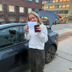 Tillykke til ny bilist — YES! Bestået køreprøve! 💪🚘
Tillykke, du leverede et super sikkert drive. God tur ud i trafikken og pas på dig selv! 🌟